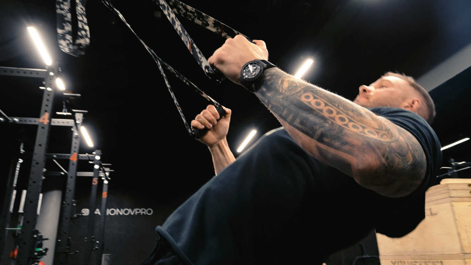 Александр Лавреев на тренировочных петлях FISIO GYM