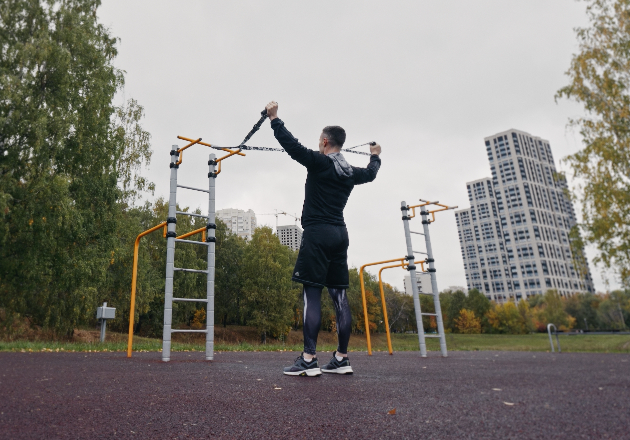 как делать упражнение на плечи