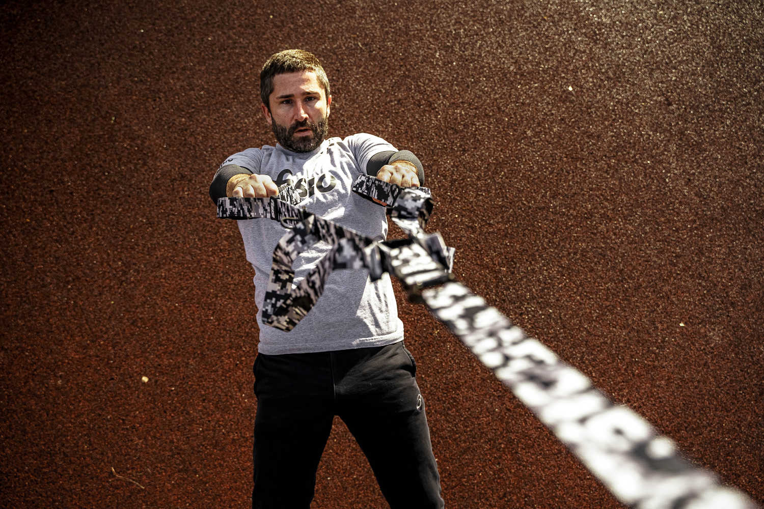 Мужчина тренируется на тренировочных петлях