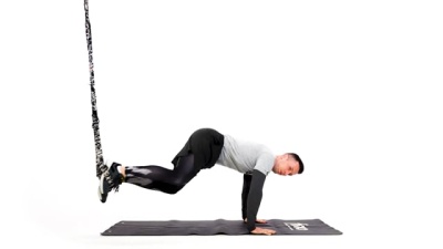 Упражнение на функциональных тренировочных петлях Косой кранч